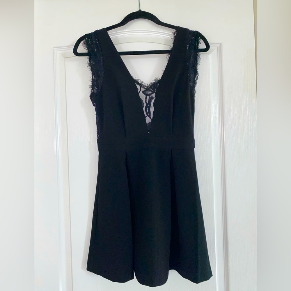 BCBGeneration Sleeveless V-Neck lace black cocktail dress. Size 4 NWT